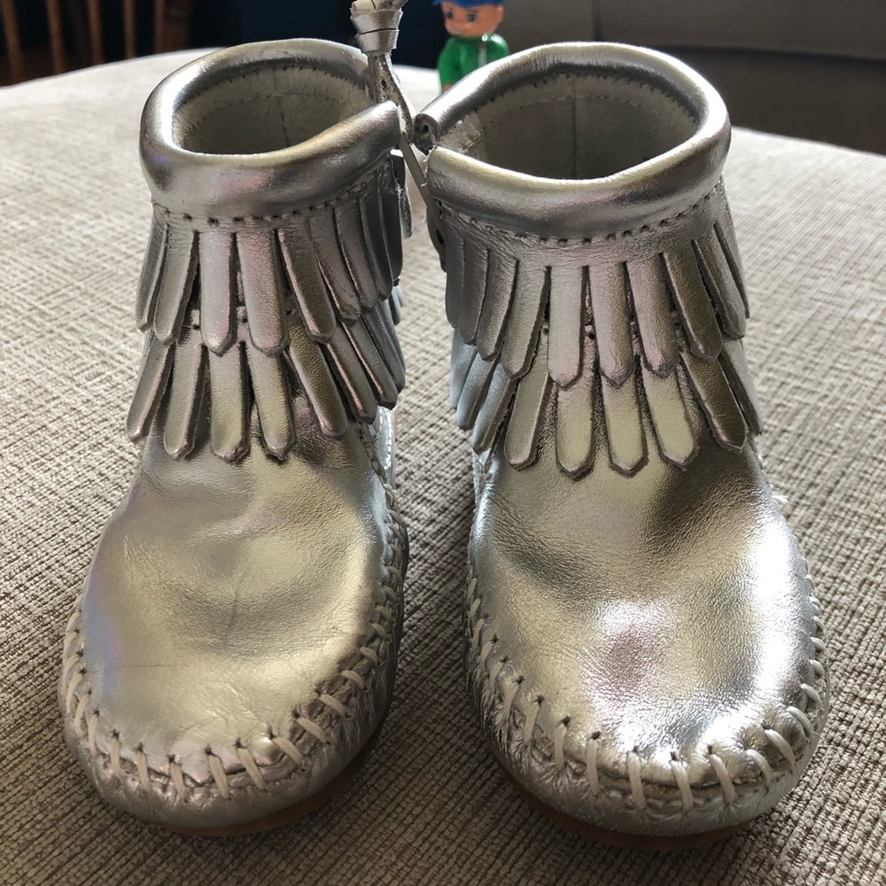 Minnetonka infant booties - silver Aria size 5